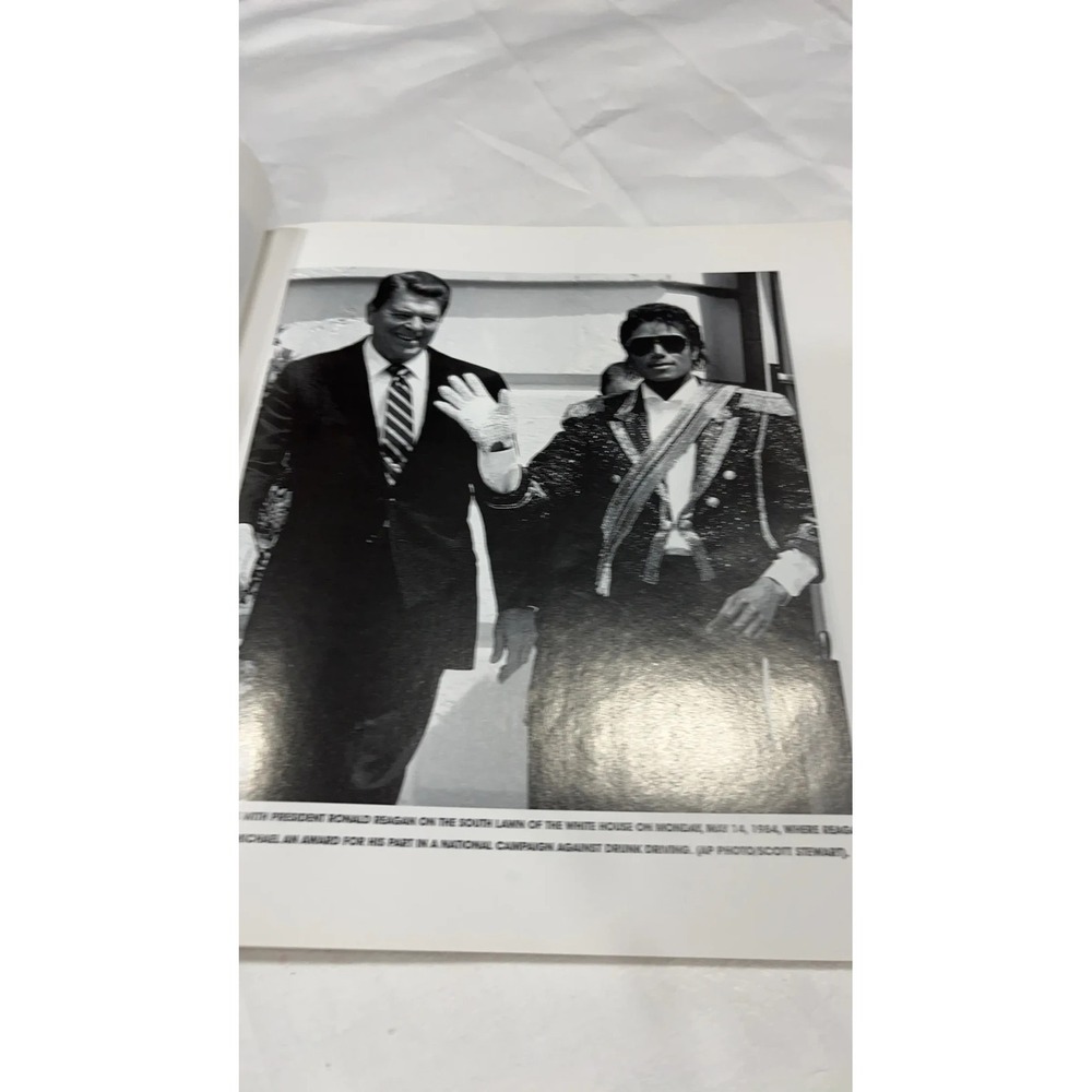 Michael Jackson : The World Says Goodbye to the King of Pop Paper - Picture 5 of 10